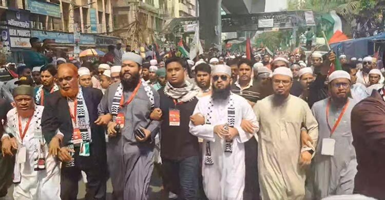 জনস্রোত পেরিয়ে স্টেজে আহমাদুল্লাহ-আজহারী-হাসনাত